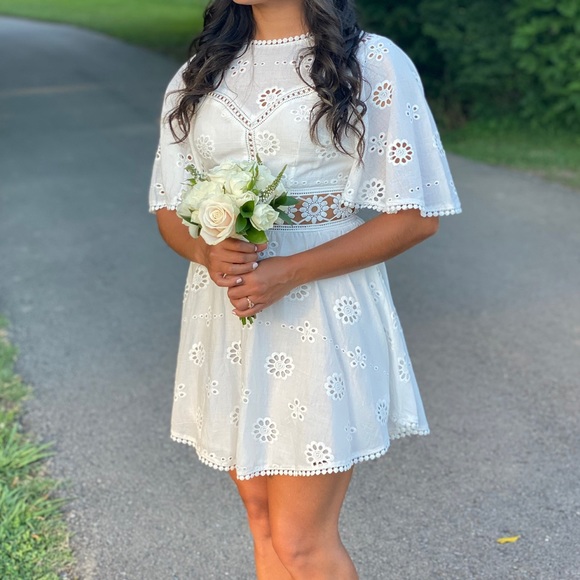 White Eyelet Sundress 💐 with cut-out - Picture 6 of 10